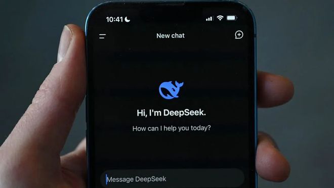 <strong>从数据采集到策略生成：DeepSeek 和智能工牌如何</strong>